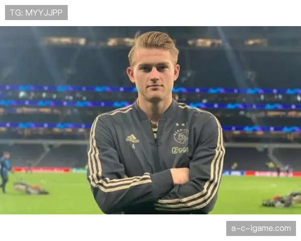 德里赫特在本赛季表现稳健，逐渐成为欧洲顶级后卫的有力竞争者